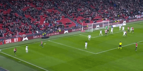 女子在冰面上奔跑拍照，突然冰面破裂女子坠入湖中！