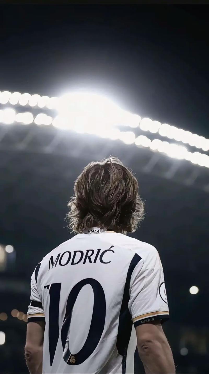 詹姆斯时隔14年再次来蓉，现场表白“我太爱成都了”，球迷冒雨齐聚万象城集体高呼“LBJ”