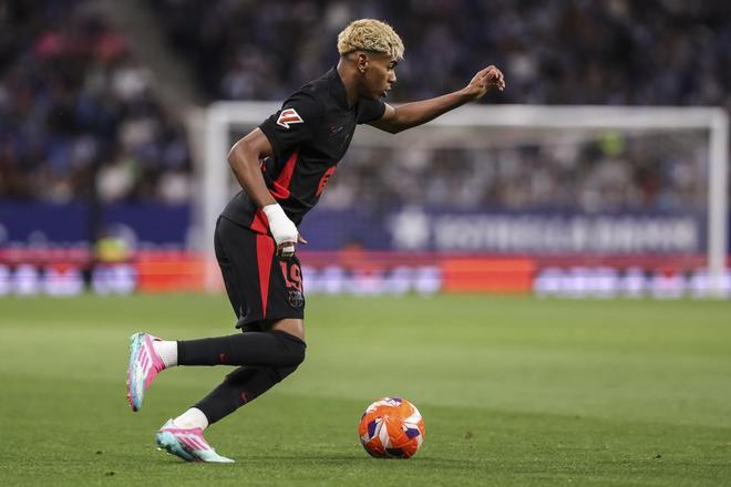 三连冠！上海海港加冕2025赛季中超冠军，摘下队史中超第四星